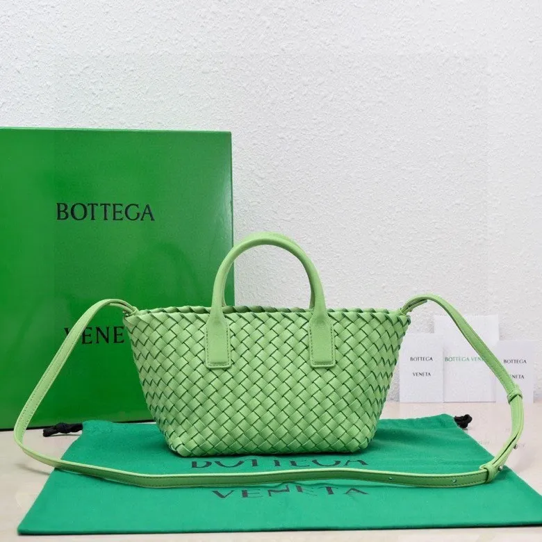 Batch 1560 Hello everyone, I have a new name, it’s called the Cabat woven Mini vegetable basket model ~ it can finally be carried on the shoulder. It is based on the original bag type and adds a shoulder strap and it is detachable! It's equivalent to spending one dollar to buy two bags. As the ace cutie of BV family, I really have no choice but to buy one! This bag of ours is really exactly the same as ZP. You can look big with a small amount of money~ Original sheepskin: size: 20*16*13cm, model: 5211#